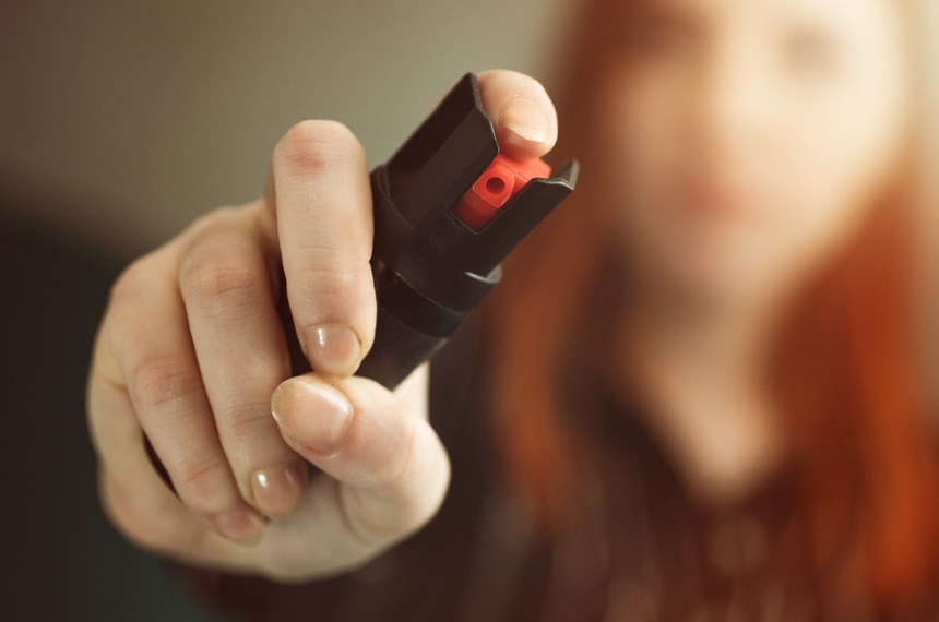 Spray de pimenta para defesa da mulher: entenda o que diz a nova lei