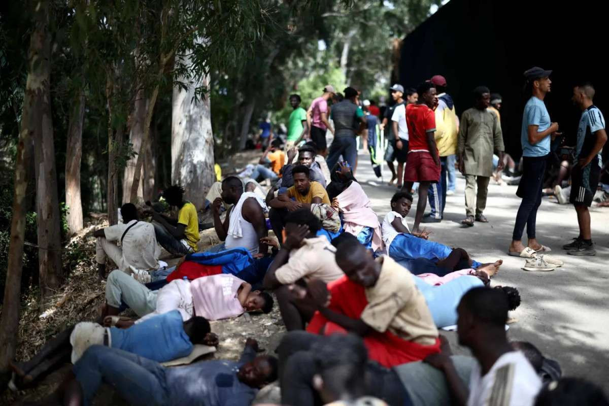 Centenas de crianças migrantes ficam retidas desacompanhadas em Ceuta, na Espanha
