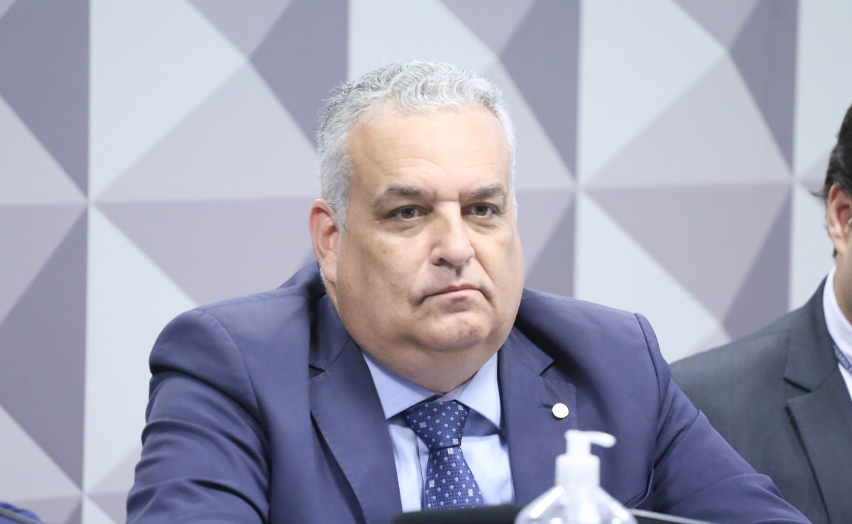 Flávio Bolsonaro anuncia Alfredo Gaspar como vice na disputa à Presidência